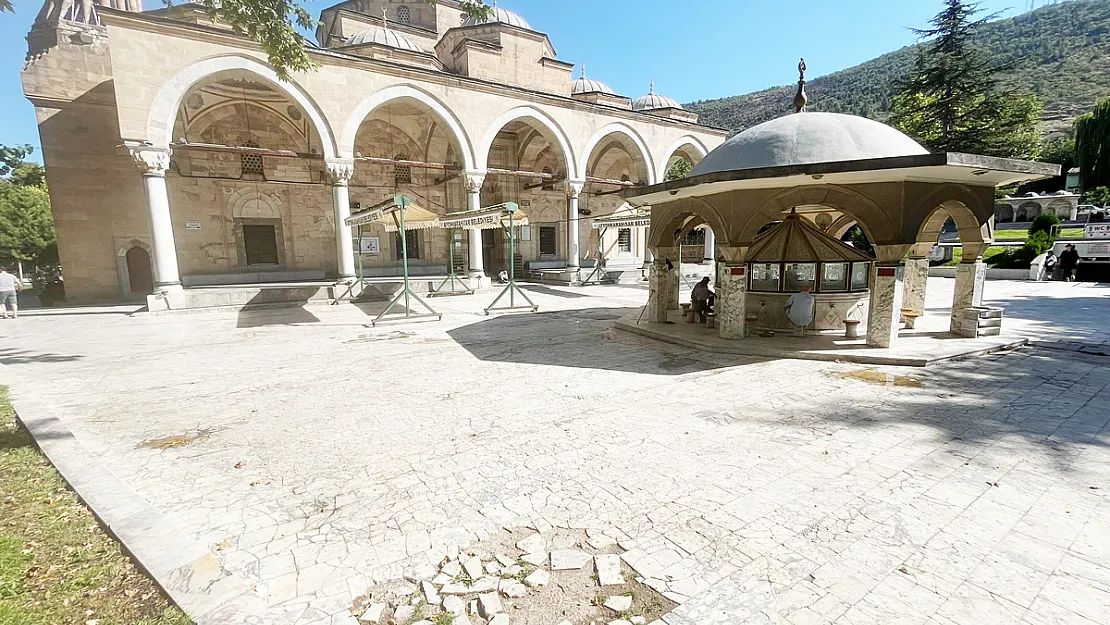 İmaret Camii Bahçesi Yenileniyor