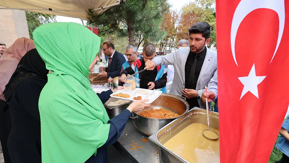 İmaret Caminde Vakıf Hizmeti Sürüyor