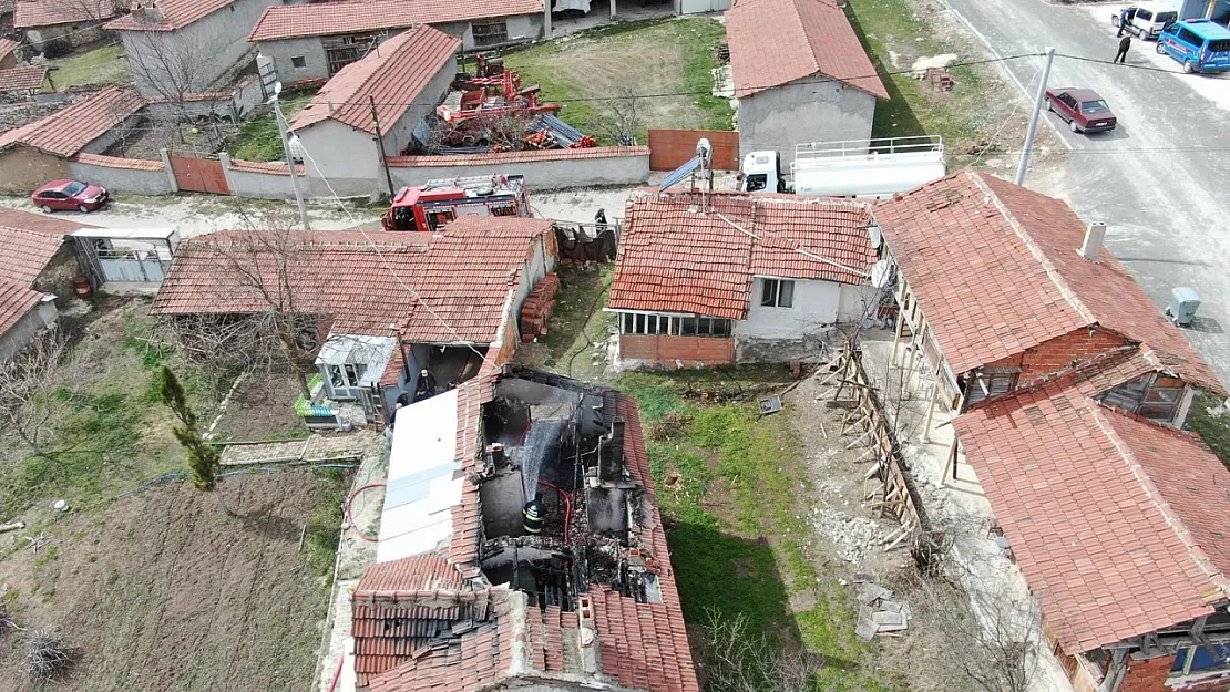 İnönü'de Çıkan Yangında Çatı Katı Kullanılamaz Hale Geldi