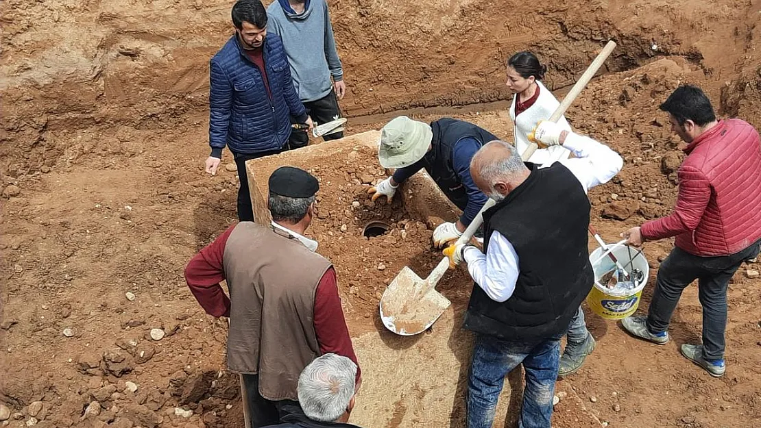 Temel kazısından çıkan Roma lahitinin içinden 3 küp çıktı