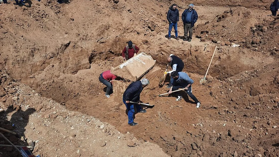 İnşaat temeli kazısında antik döneme ait lahit bulundu