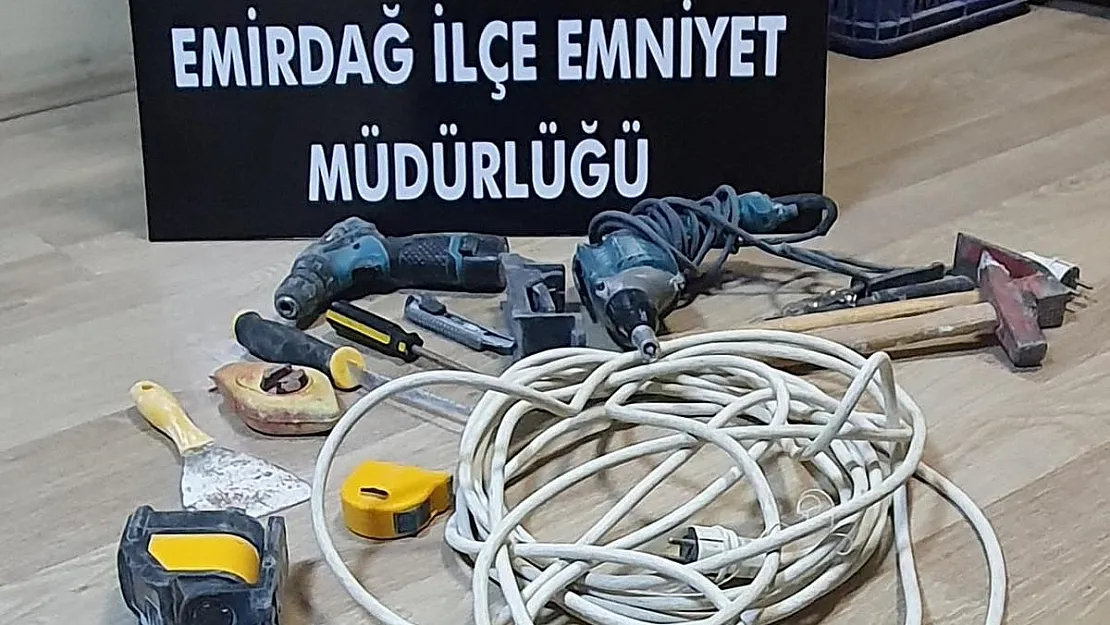 İnşaatları soyan şahsı mont ve ayakkabısının rengi ele verdi