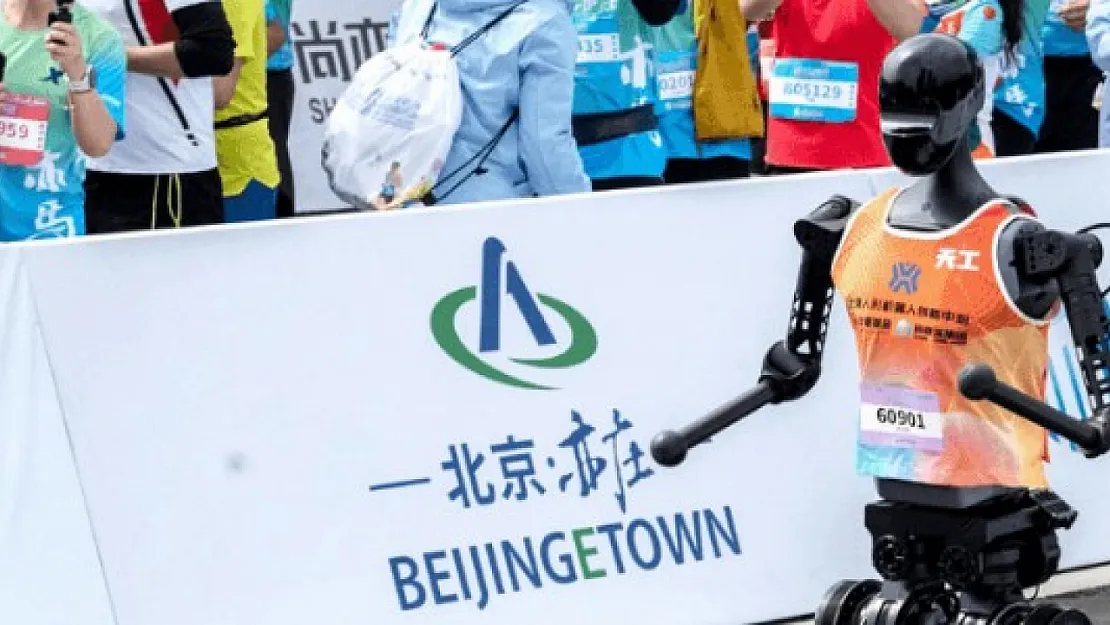İnsansı Robotlar Çin'de Maraton Yaptı