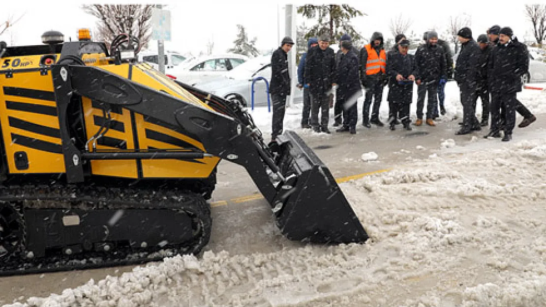 İnsansız  iş makinesi ile  kar küreme  yapıldı