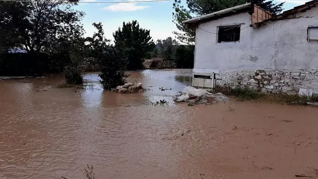 İş Yerleri Ve Evler Sular Altında Kaldı