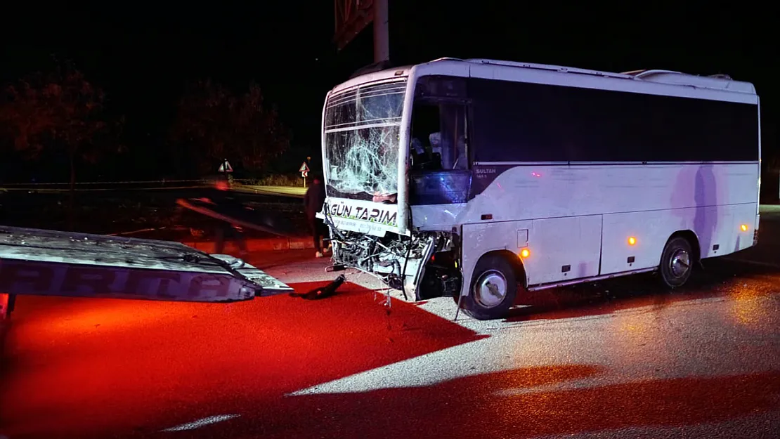 İşçileri Taşıyan Servis Tıra Çarptı: 17 Yaralı Var