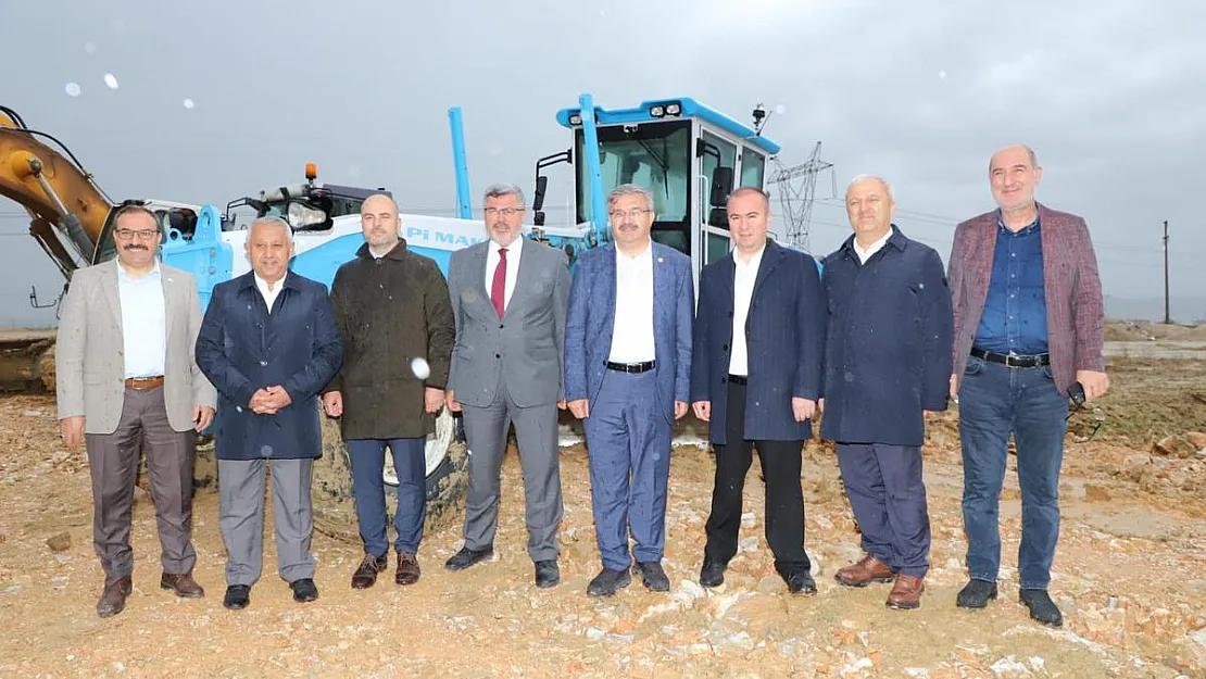 'İşte şantiye burada. Temel atıp yarım bıraktığımız tek bir hizmet gösterin'