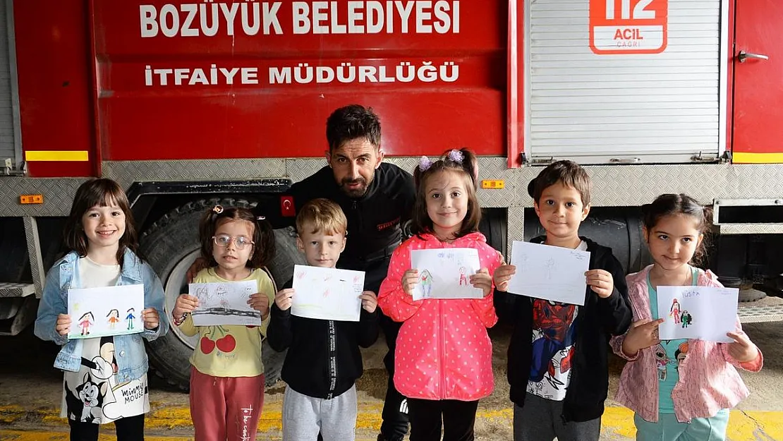 İtfaiyeci amcalarına yaptıkları resimleri hediye ettiler