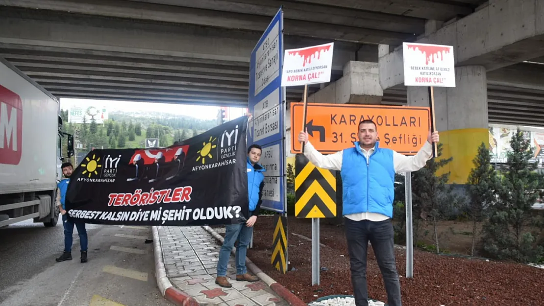 İYİ Partili Gençlerden Sıra Dışı Protesto