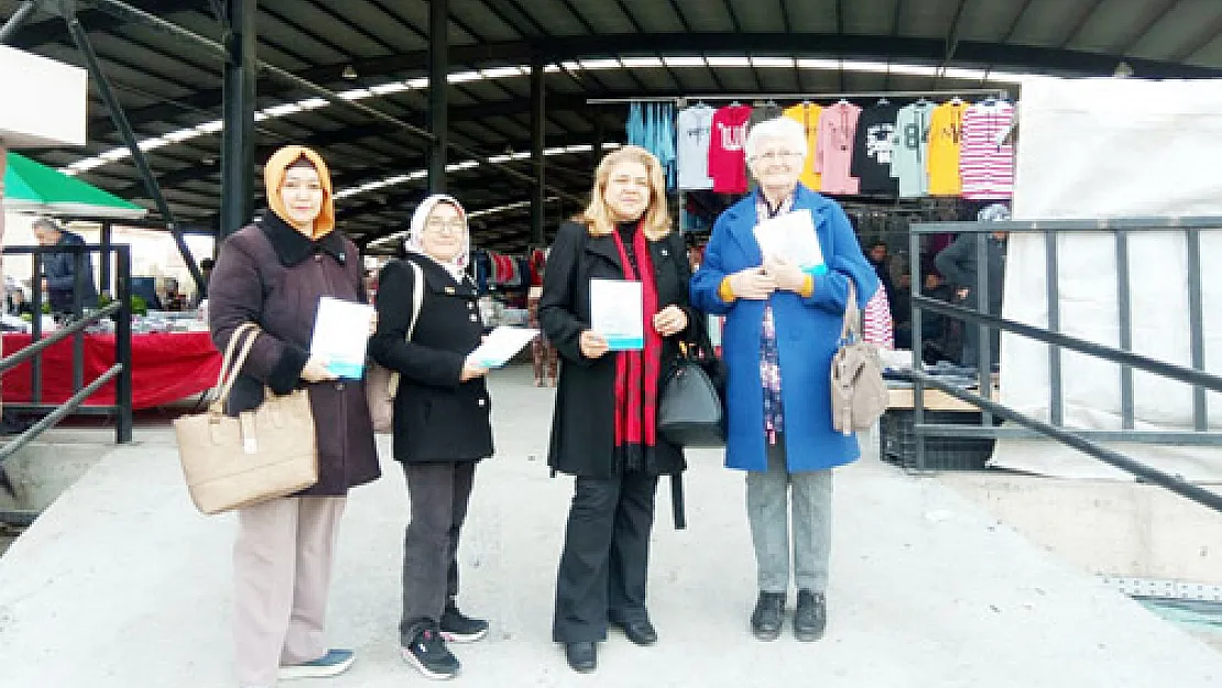 İYİ Parti'li kadınlar şiddetle mücadele için broşür dağıttı