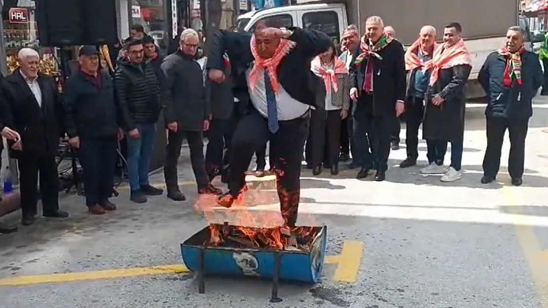 İYİ Partili Mısırlıoğlu, Nevruz Ateşi'nden Atladı