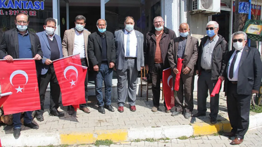 İYİ Parti'liler Sinanpaşa'da bayrak dağıttı