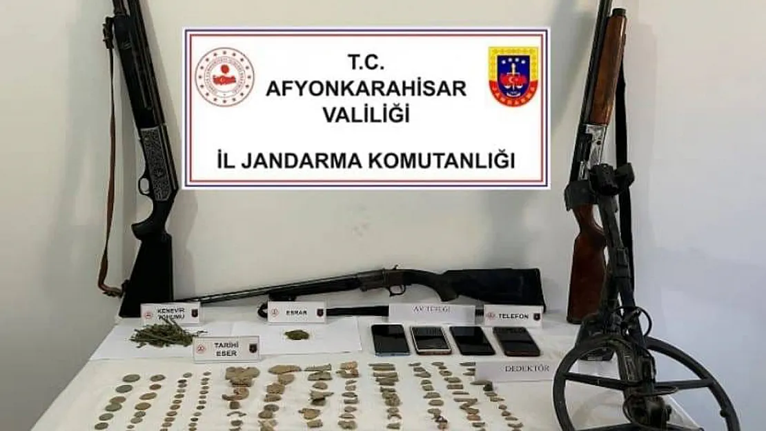 Jandarma Baskın Yaptığı Adreslerde Uyuşturucu Ve Tarihi Eser Ele Geçirdi