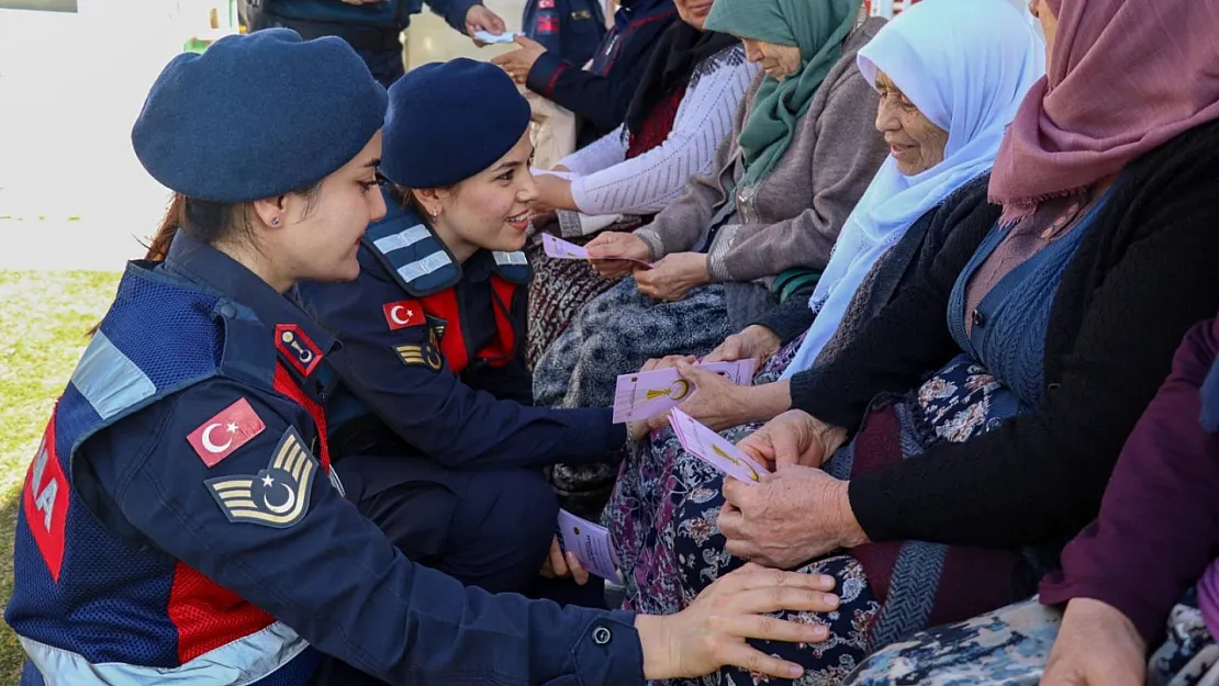 Jandarma Ekipleri Kadına Şiddetle İlgili Vatandaşı Bilgilendirdi