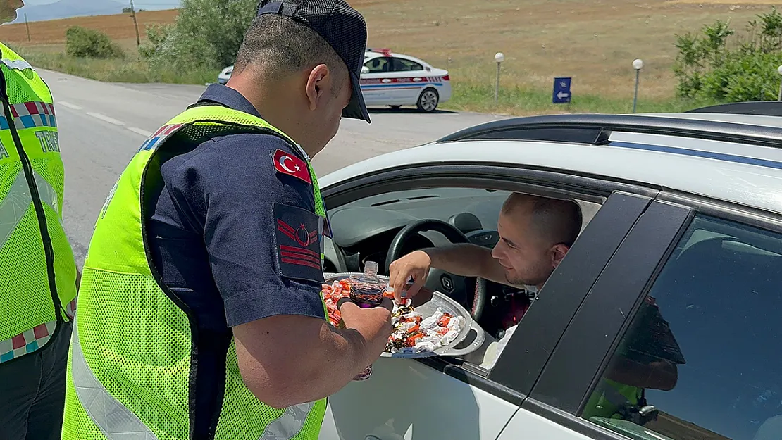 Jandarma, Sürücüleri Şeker Ve Kolonya İle Durdurdu