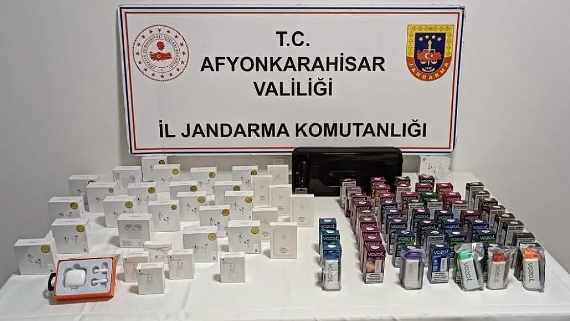 Jandarmanın Durdurduğu Araçta Onlarca Kaçak Ürün Ele Geçirildi