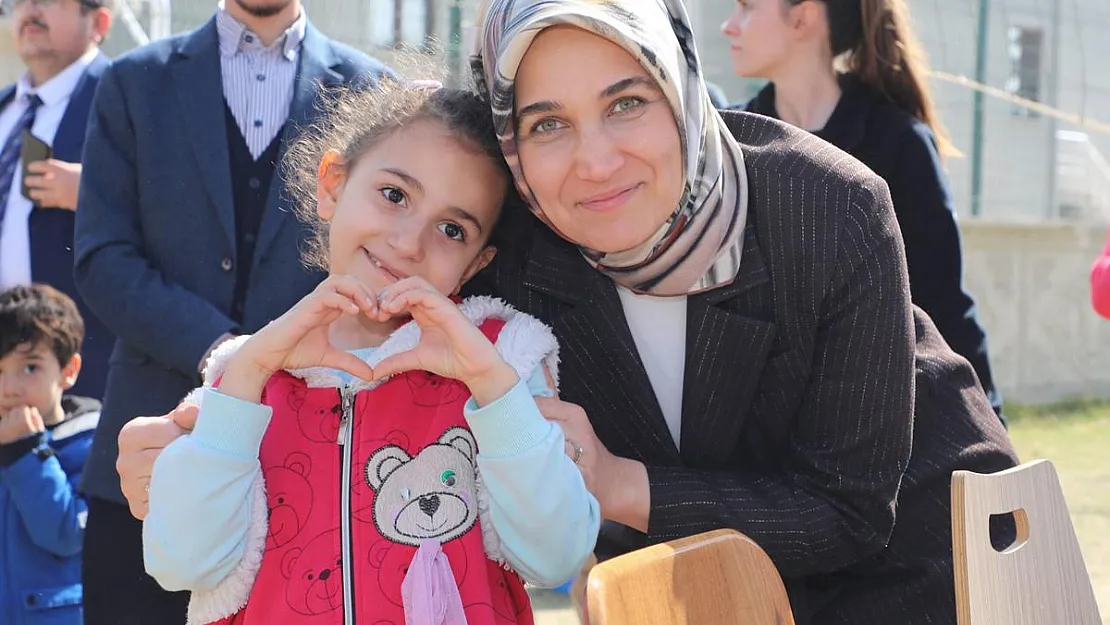 “Kadınlar toplumun en etkili, yönlendirici, birleştirici ve koruyucu unsurudur”