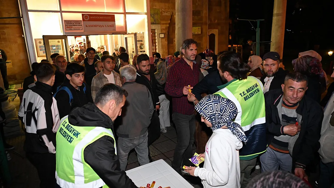 Kadir Gecesi'nde Şeker İkramı Yapıldı