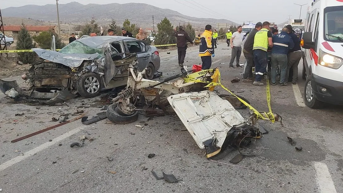 Kafa kafaya çarpışan 2 araç hurdaya döndü, 3 kişi yaralandı