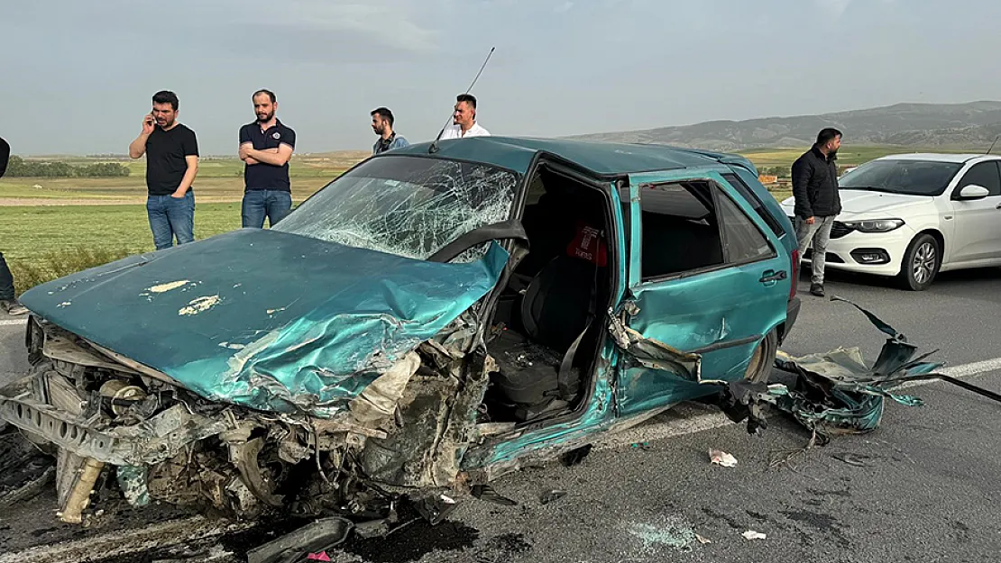 Kafa kafaya çarpışan otomobillerin sürücüleri yaralandı