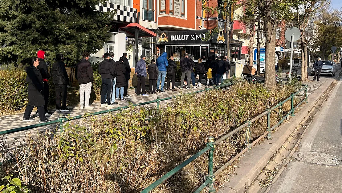 Kahvaltıya Sıcak Simit Almak İsteyen Vatandaşlar Kuyruk Oluşturdu