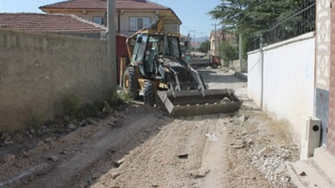 Kaldırım ve yol çalışmaları devam ediyor