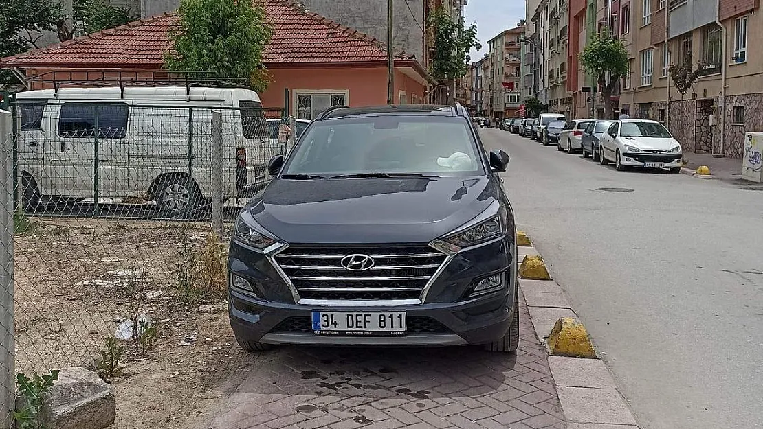 Kaldırımda araç parklarının önüne geçilmiyor