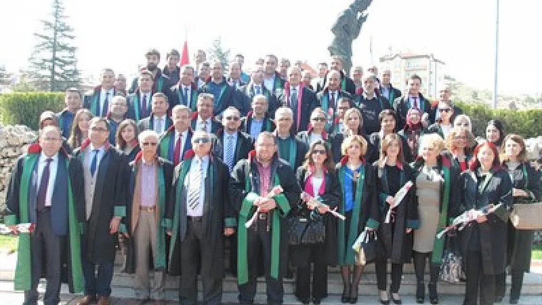 Kamu kurumları, avukatlara hak ettiği ücreti ödemiyor