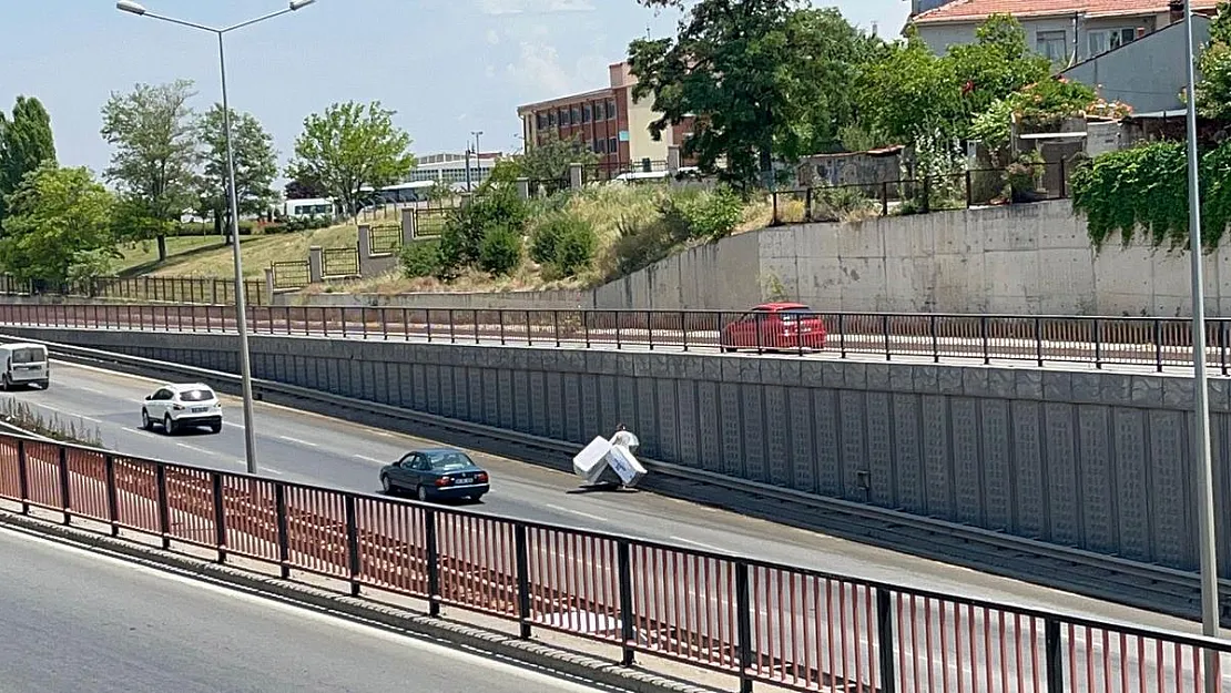 Kamyon sürücüsünden karayolunda tehlikeli hamle