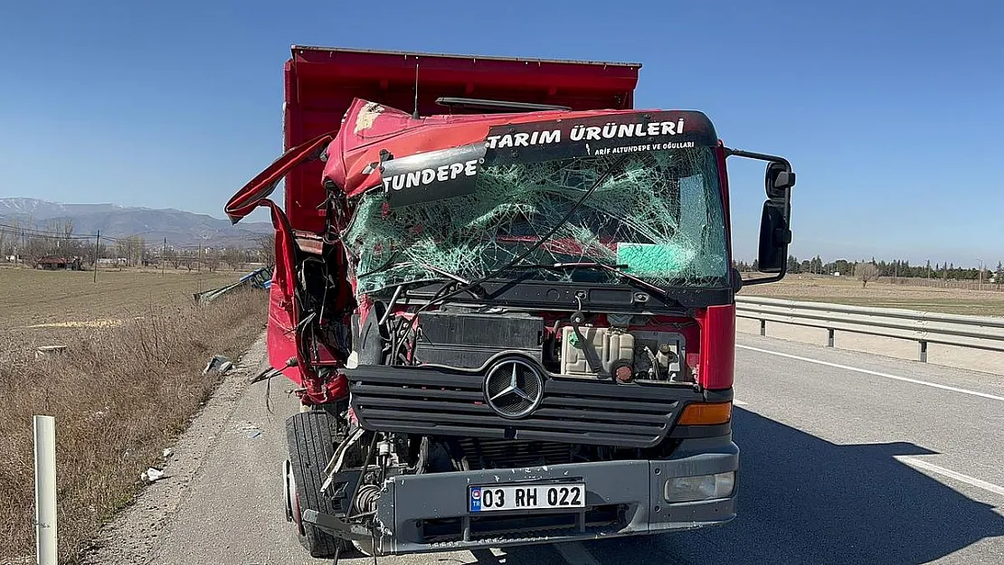 Kamyon traktöre çarptı, bir römork arpa yola ve tarlaya saçıldı