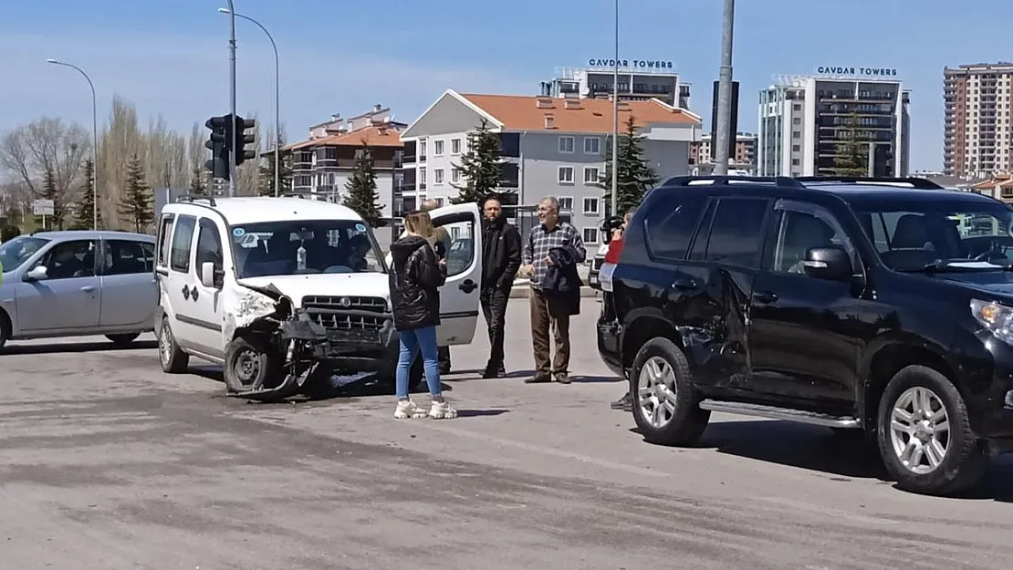 Çarpışan araçlar neredeyse Paşa Camii’ne giriyordu