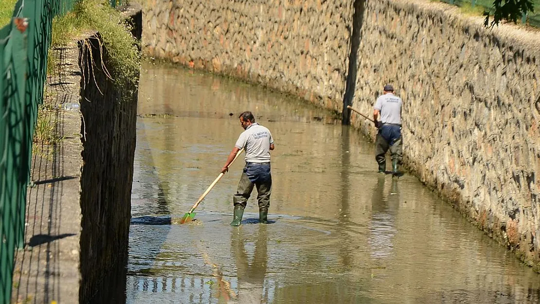 Kanal temizlenerek kötü koku ve pis görünümünden kurtarılıyor