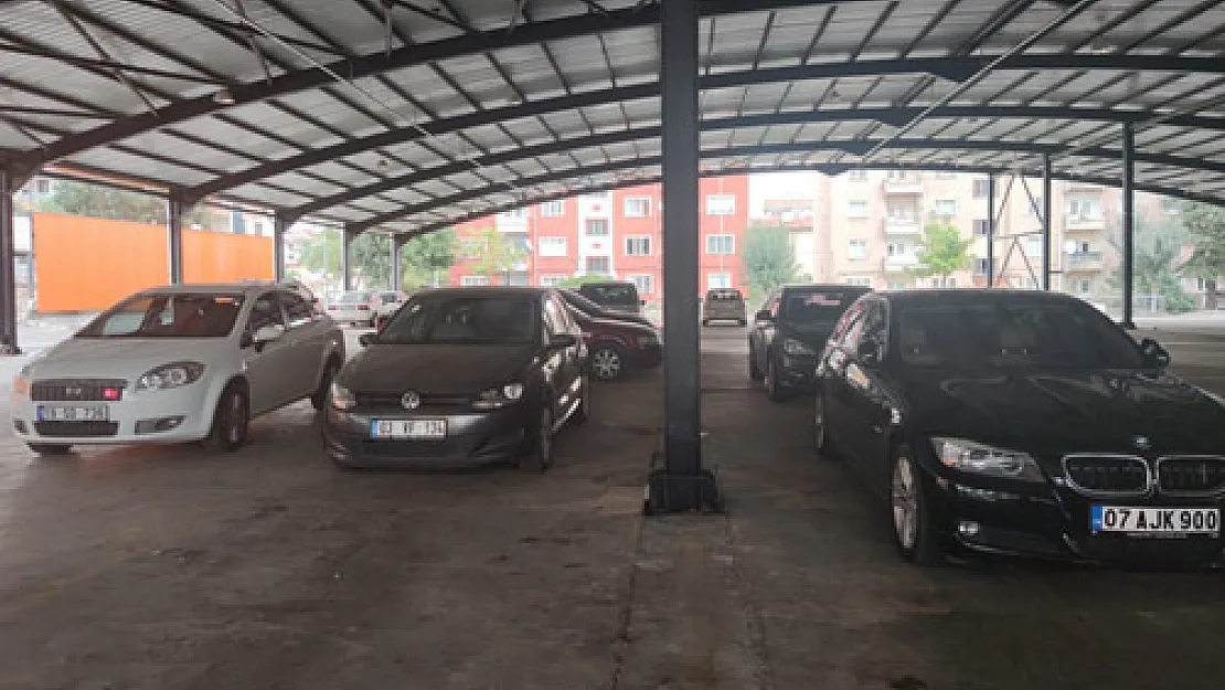 Kapalı pazar yerleri araçlarla doldu