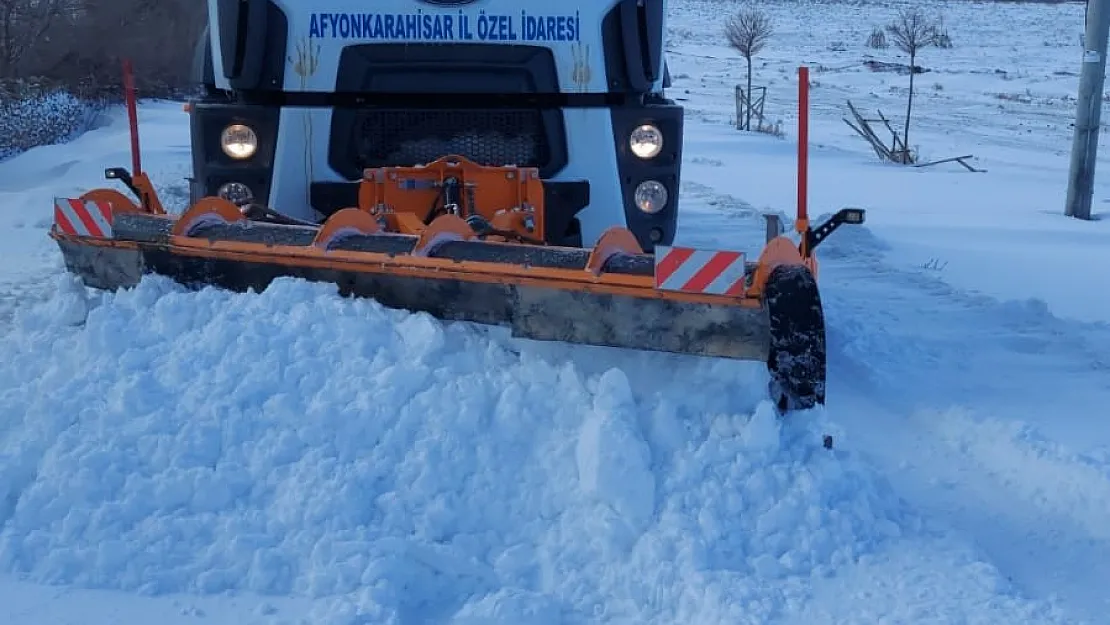 Kapanan köy yollarında çalışmalar sürüyor