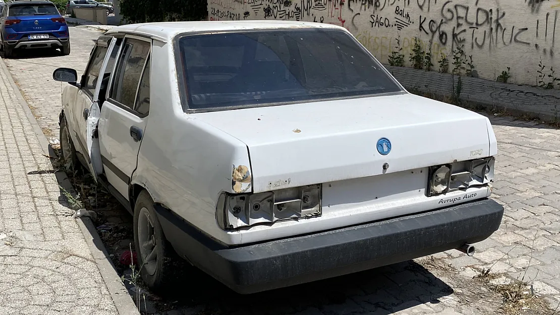 Kapısı Açık Ve Plakasız Hurda Otomobil Dikkat Çekti