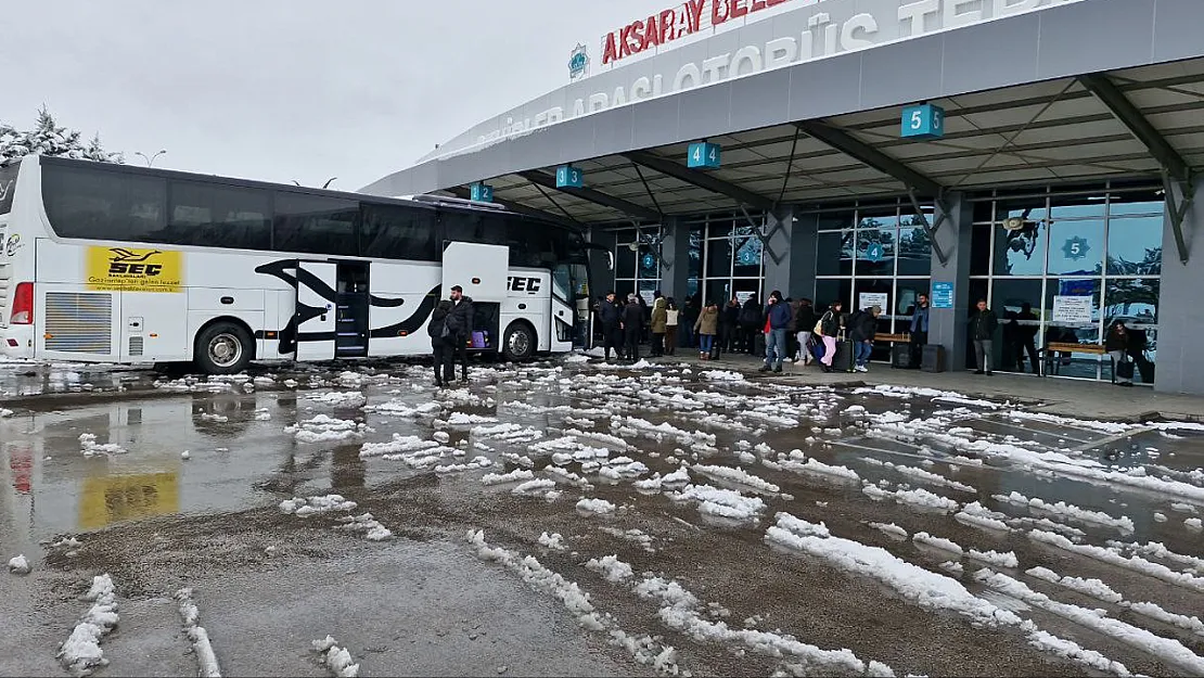 Kar Yağışı, Şehirlerarası Otobüs Seferlerini Aksattı