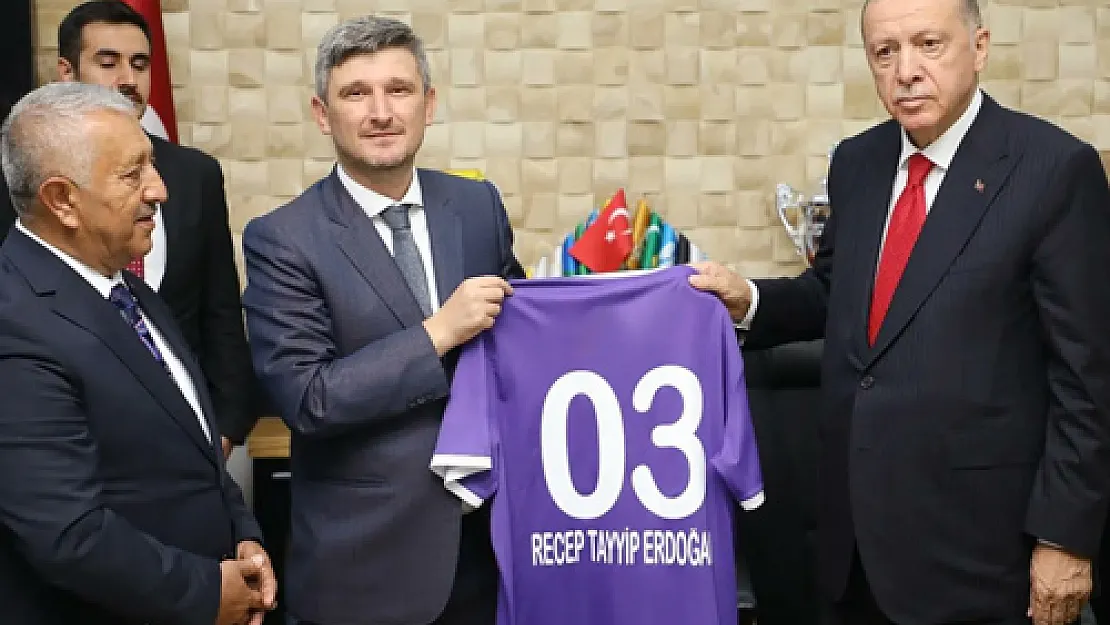Karakuş'tan Erdoğan’a hediye forma