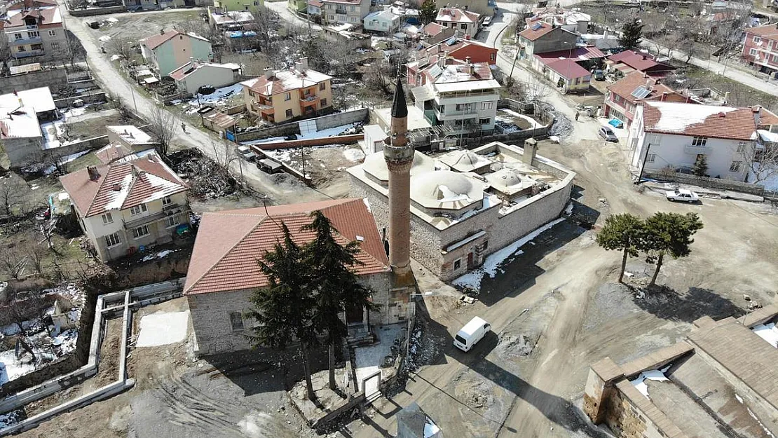 Karamanoğlu Mehmet Bey'in yaptırdığı 800 yıllık cami halen ayakta