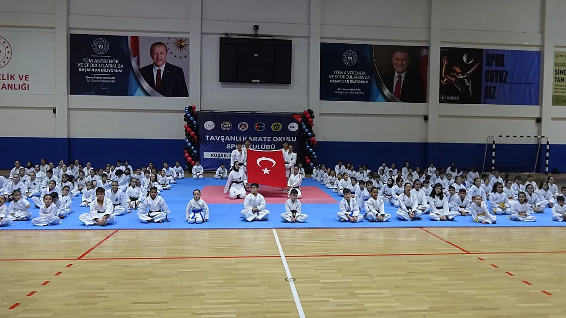 Karate Okulu'nda 180 Sporcuyla Kuşak Töreni Düzenlendi