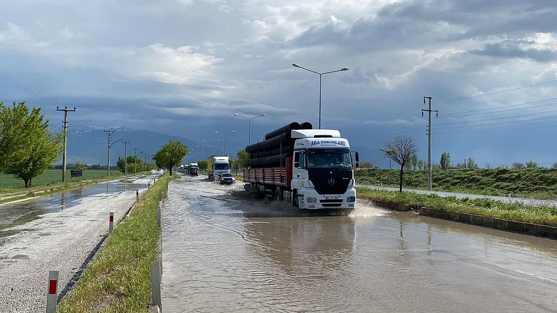 Karayolunu su bastı, sürücüler zor anlar yaşadı