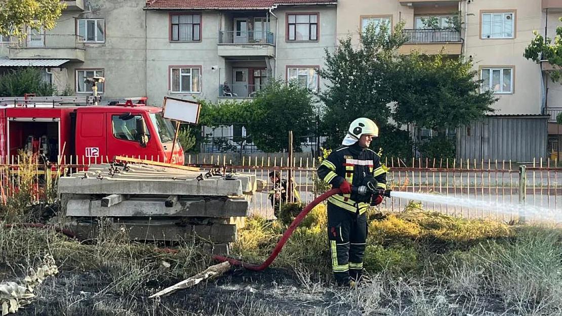 Kargaların Demiryolu Hattında Elektrik Kablolarına Teması Yangın Çıkarttı