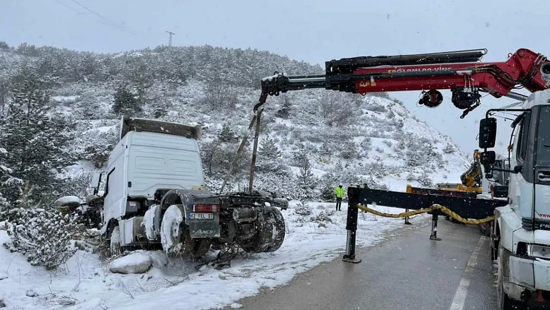 Karlı yolda kontrolden çıkan tır ormanlık alana devrildi