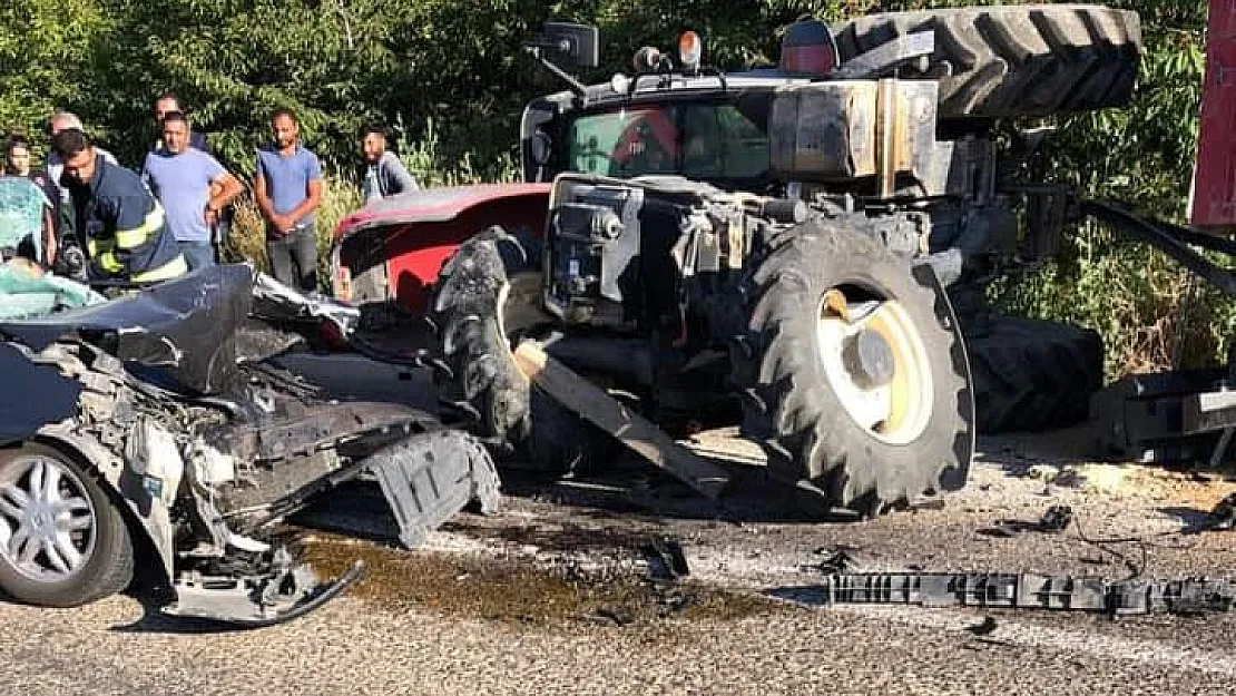 Karşı şeride geçen otomobil traktöre çarpıştı, 1 ölü