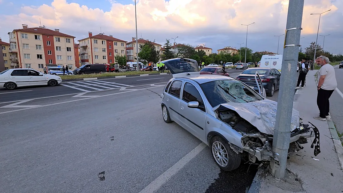 Karşı Şeride Geçip, Birbirlerine Çarptılar: 1 Genç Öldü