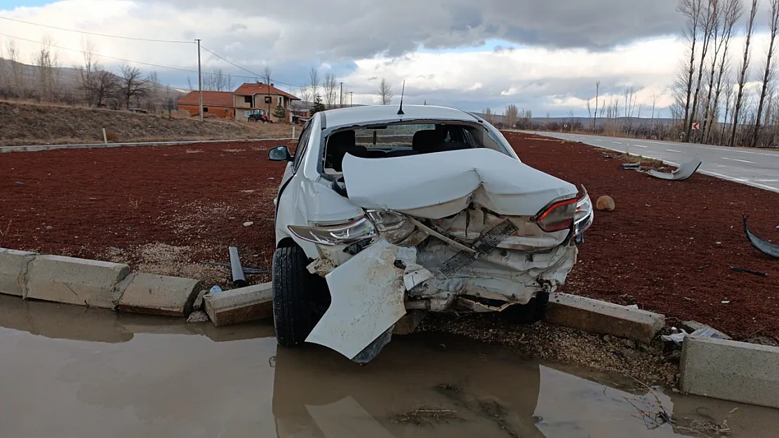 Kavşakta Çarpışan Otomobillerden Birinin Sürücüsü Yaralandı