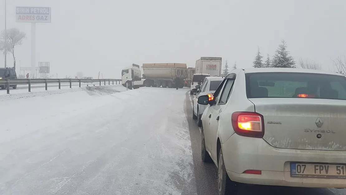 Kayan tır karayolunu 20 dakika trafiğe kapattı