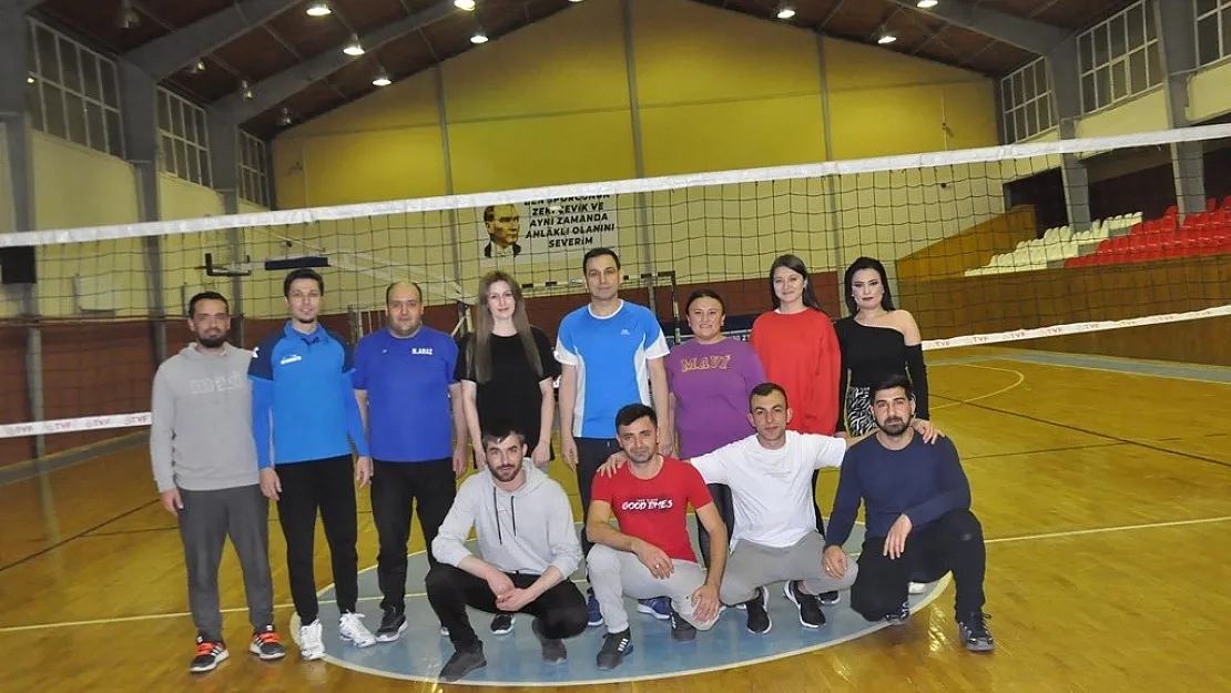 Kaymakam Sülün gençlerle voleybol maçı yaptı