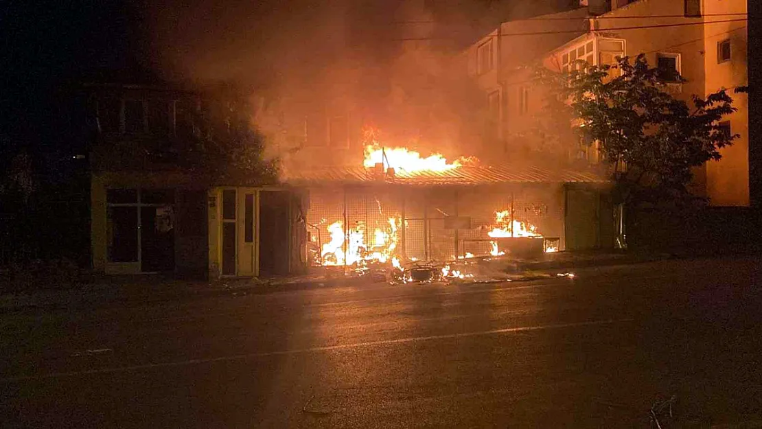 Kayseri Geceyi Ayakta Geçirdi. İşyerleri Ateşe Verildi