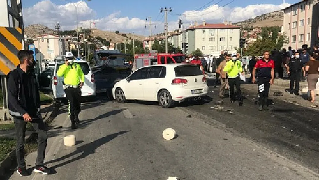 Kaza anı güvenlik  kamerasına yansıdı: Zincirleme trafik kazasında  1 kişi öldü, 4 kişi yaralandı