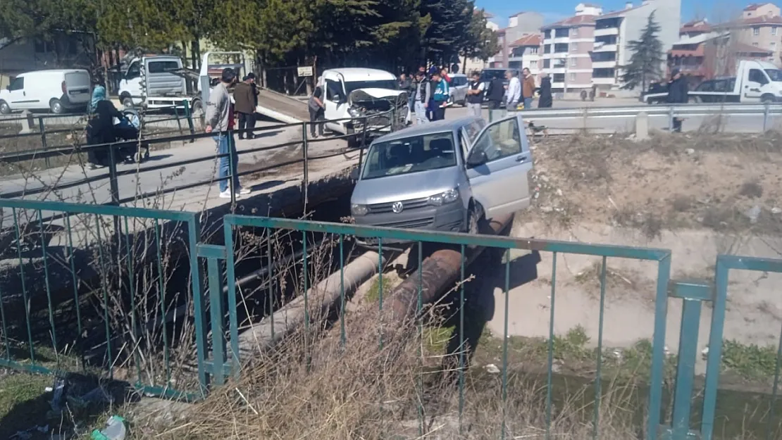 Kaza Sonrası Araç Borularının Üstünde Asılı Kaldı